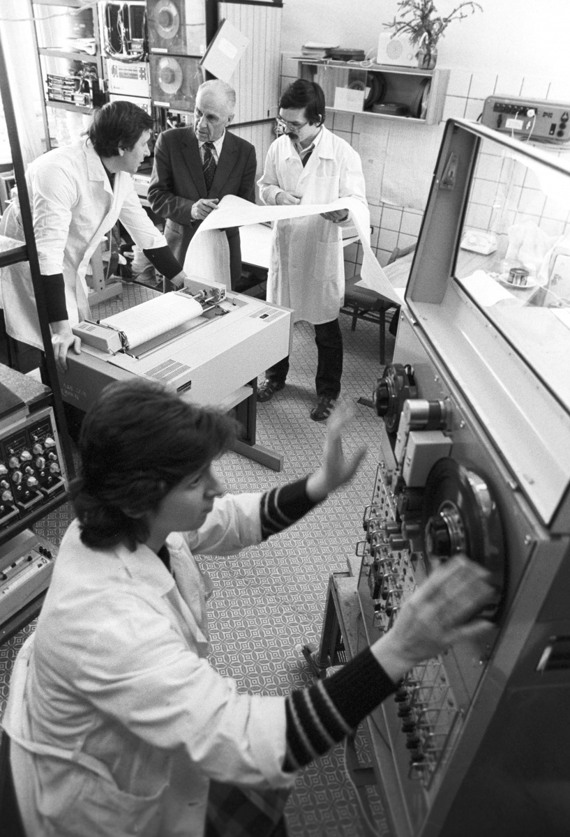 НИИ нейрокибернетики РГУ. Руководитель института Александр Коган с коллегами в отделе высших психических функций человека. 1986 год.
Фото: Александр Поготов (РИА Новости)