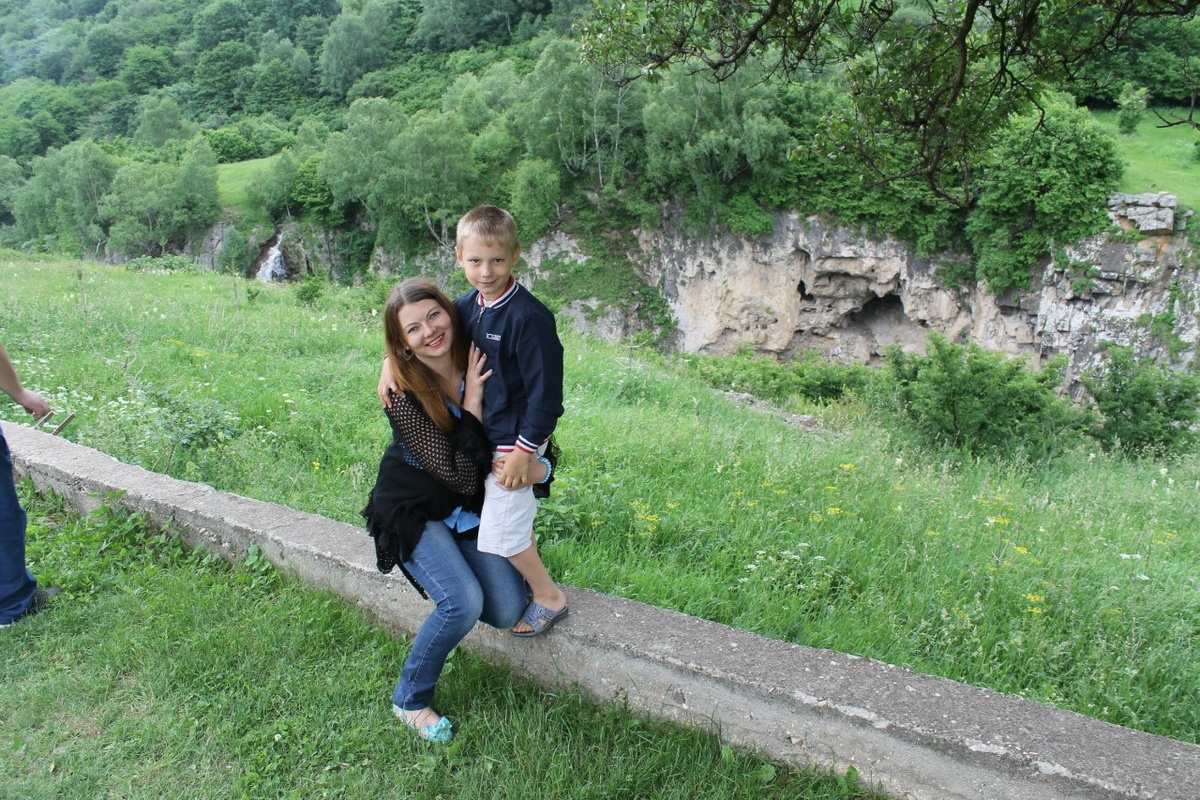 Слева виден водопадик.