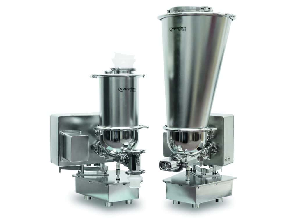 Фармацевтический питатель Coperion K-Tron с обновленной трапециевидной формой шкалы и значительно меньшей занимаемой площадью оптимизирован для использования в кластерах с несколькими питателями вокруг технологического входа.
Изображение: Coperion K-Tron, Нидерленц, Швейцария