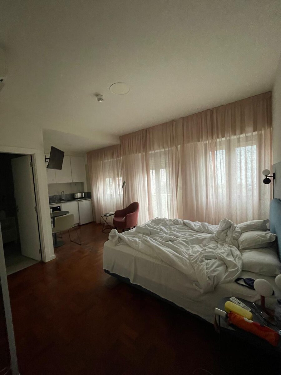 мой номер. Уборщица приходила каждый день и заправляла постель, убирала мусорные корзины, меняла полотенца.