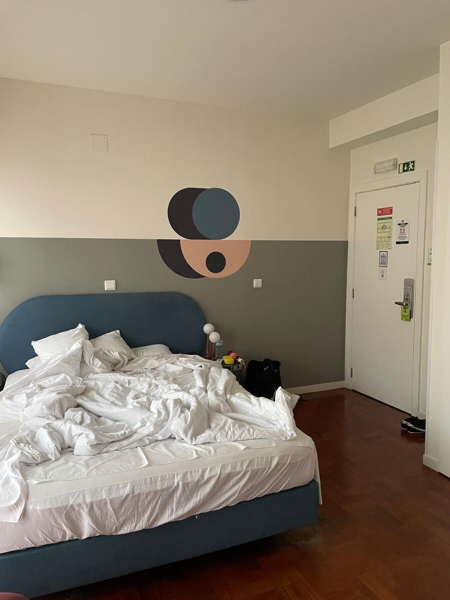 постель удобная, кондиционер работает. Я выставляла на +26 и мне было тепло)