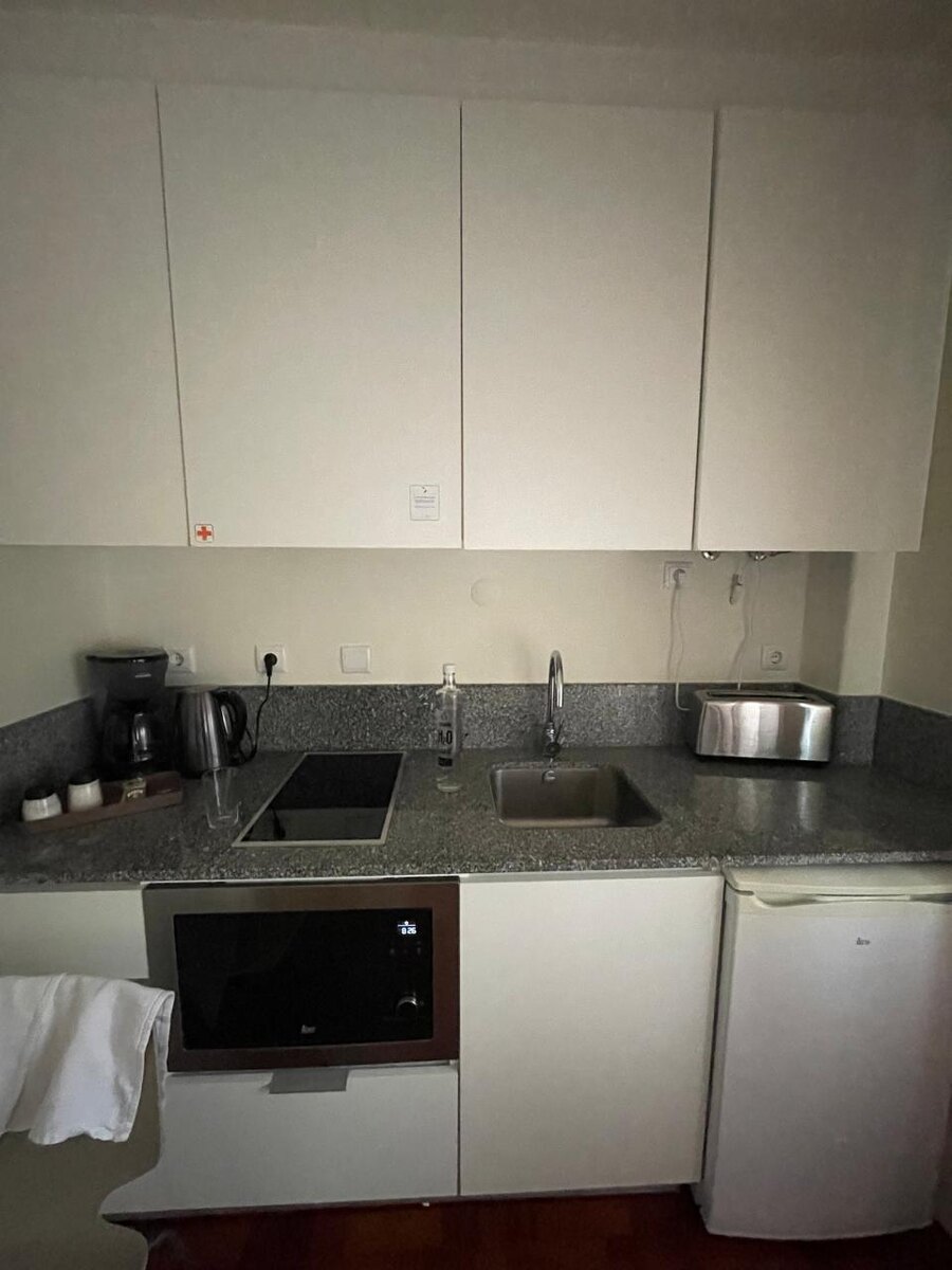 посуда для готовки есть - все убрано в шкафчики. Сковорода, кастрюли, миски, приборы, тарелки, чашки, бокалы - все есть.