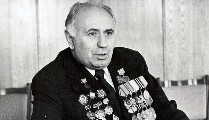 Мхитар Амбарцумян был очень уважаемым человеком. Фронтовик, ветеран, орденоносец. Не липовый, а настоящий