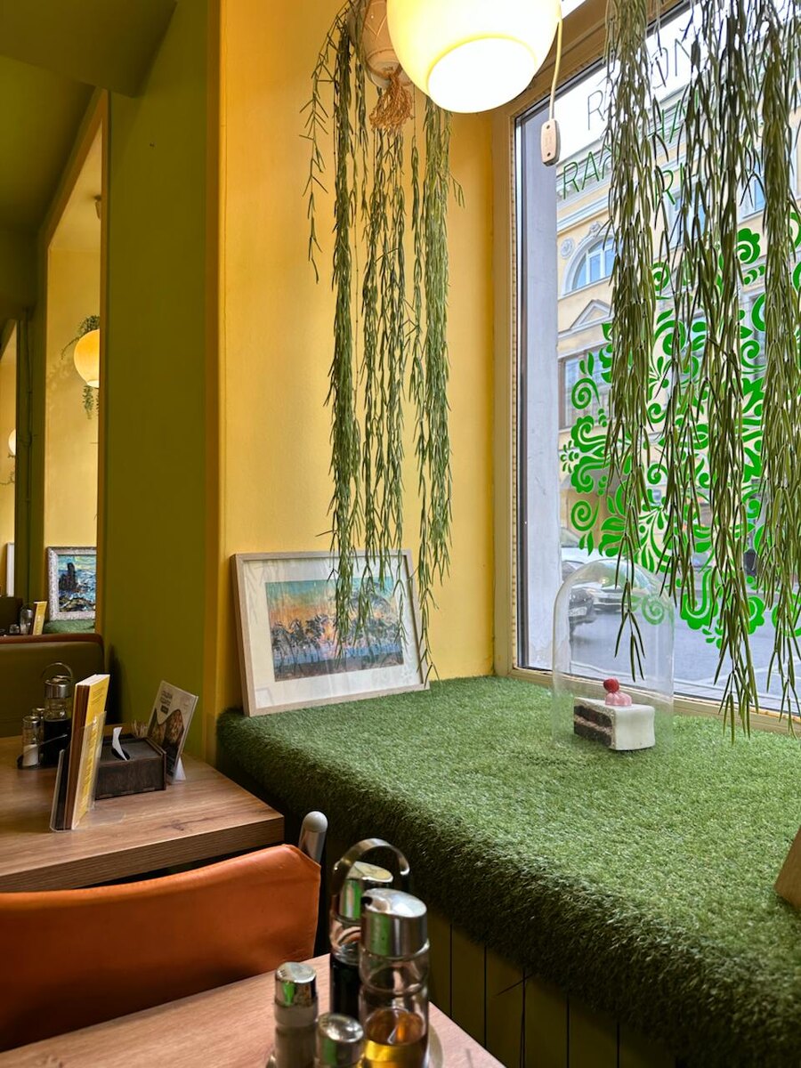 Есть столики у окна - рекомендую располагаться там