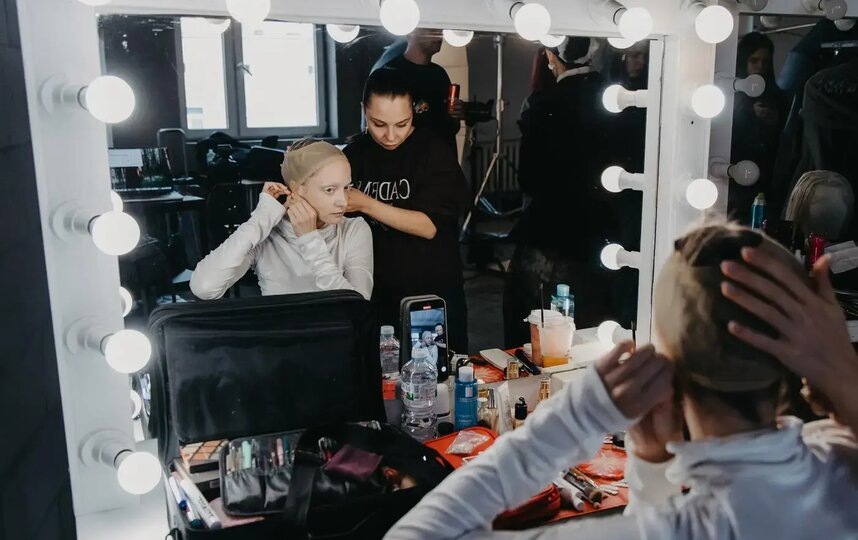    Полина Максимова снималась в специальном парике, пряча свои волосы под сеточкой.Елена Ефремова