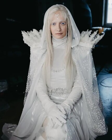    Костюм Вьюги состоит из боди, корсета, плаща, перчаток, наплечников и пти юбок разной длины и фактуры.Елена Ефремова