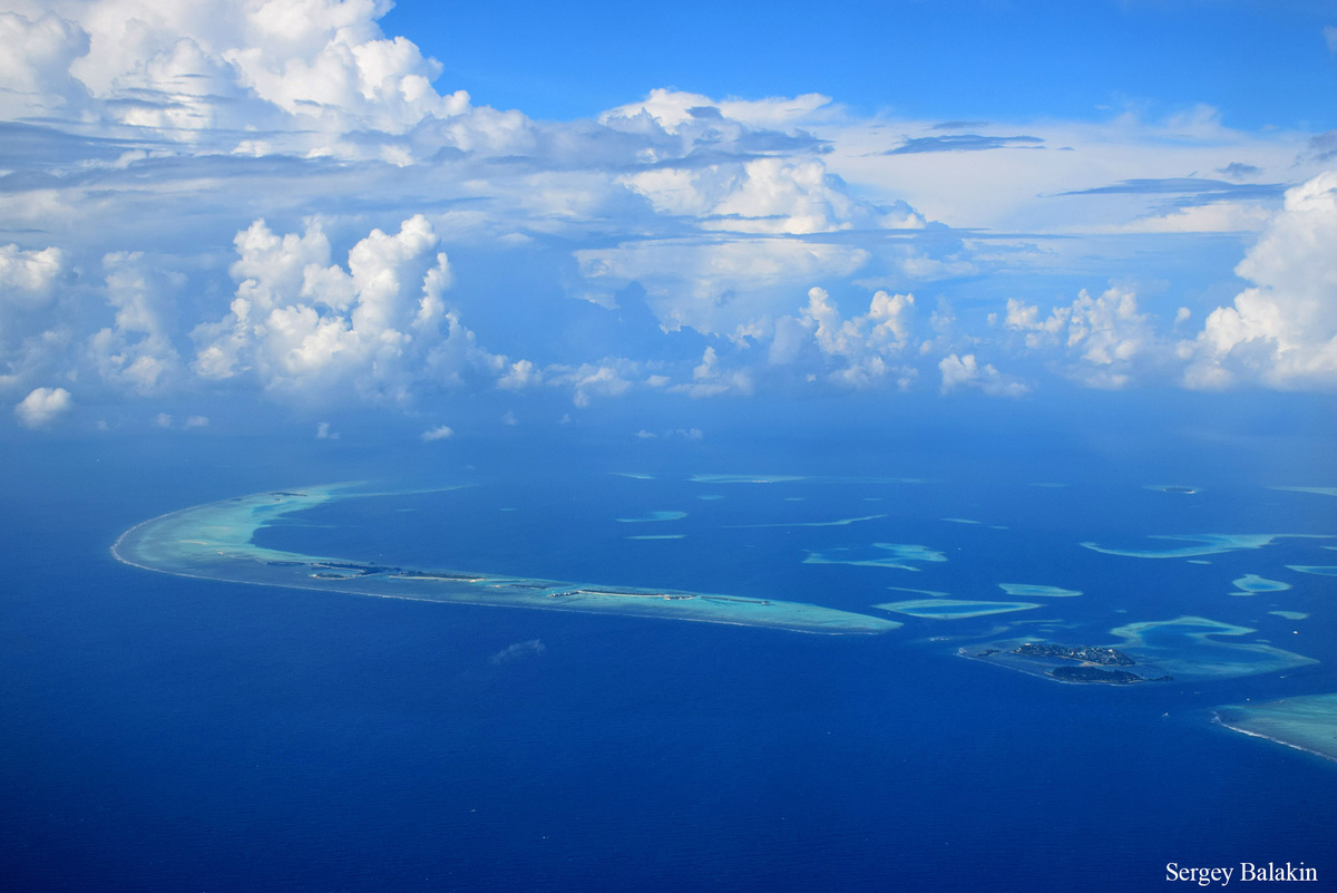 Так Мальдивские острова выглядят из иллюминатора самолёта. Здесь и далее – все фото автора