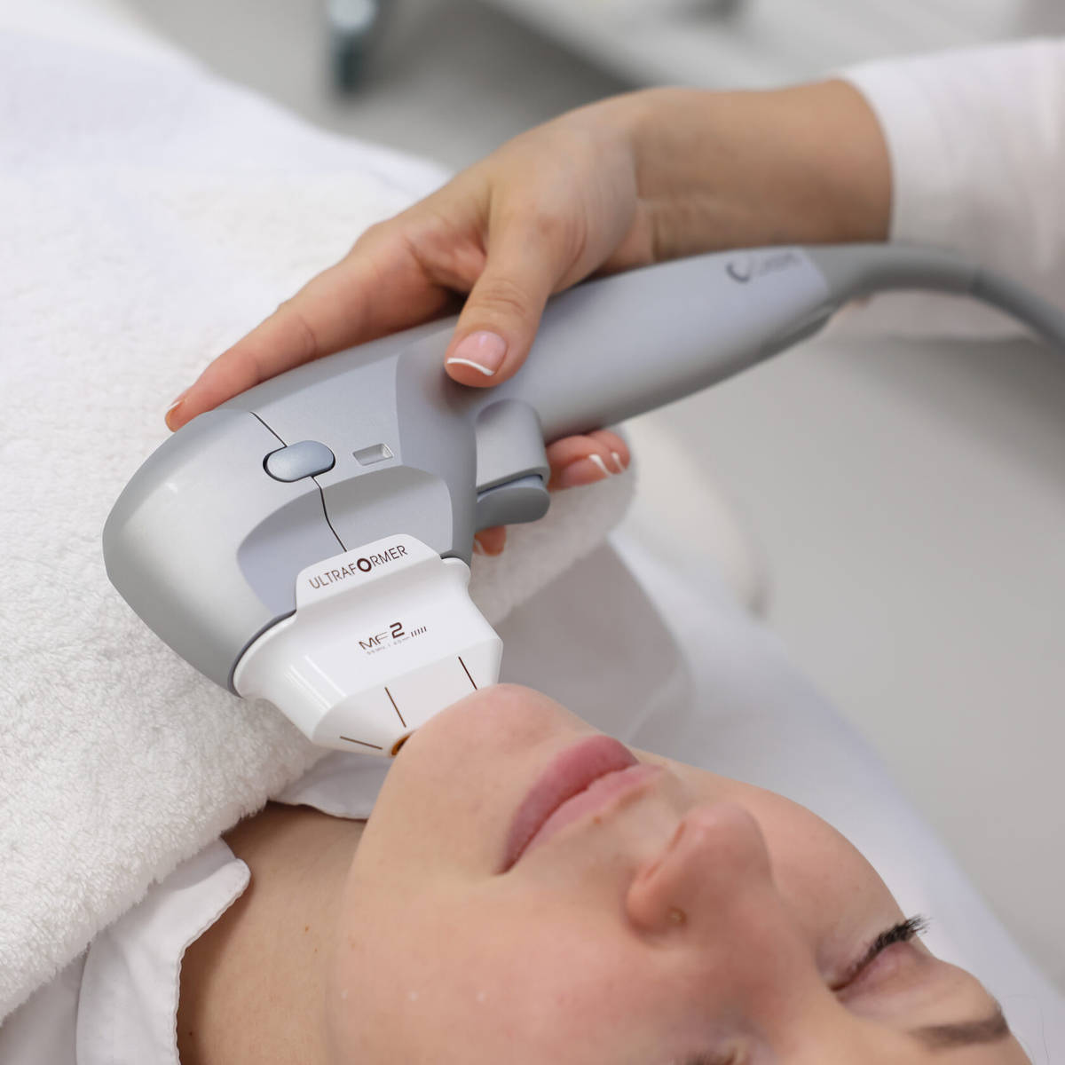 СМАС-лифтинг эффективен там, где проблема в глубинных структурах, а не в коже