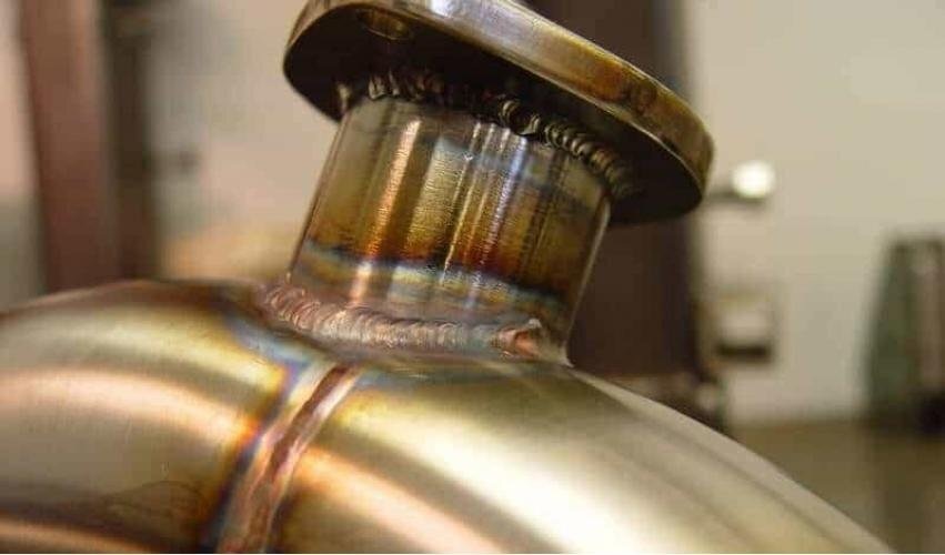 На фото виден перегрев нержавейки вдоль сварного шва. Здесь в будущем появится коррозия

