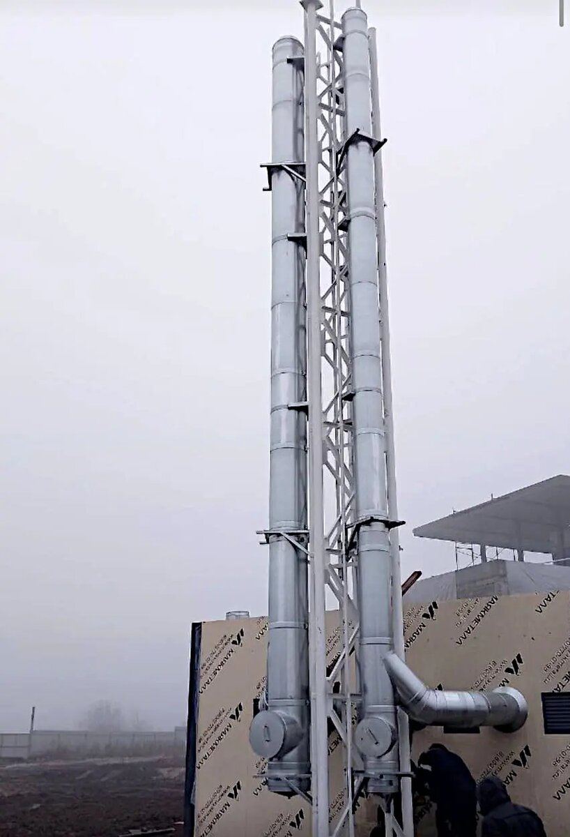 Трехствольная дымовая трубы высотой 11 метров из нержавеющей стали на опорной металлоконструкции