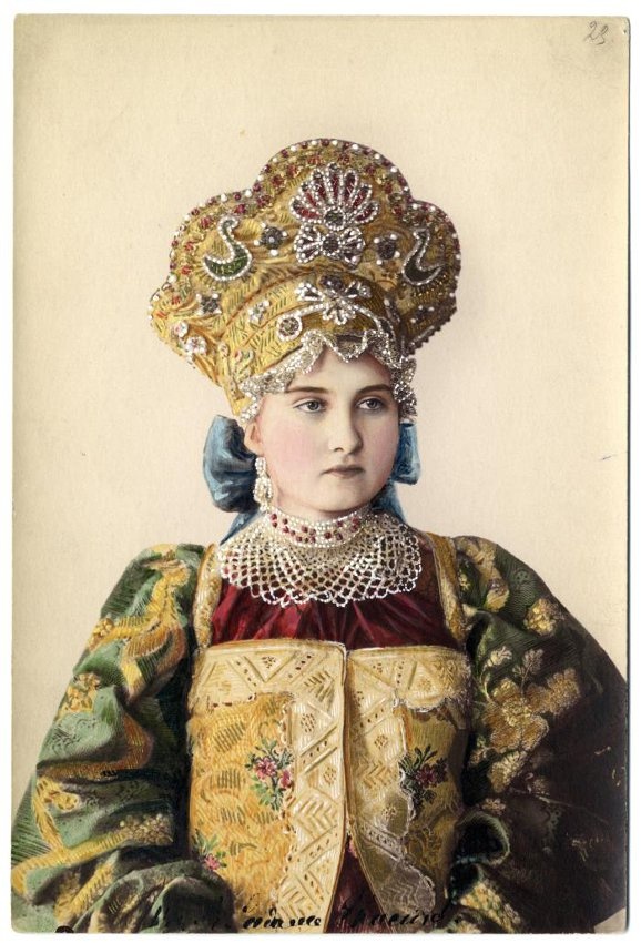    Девушка в народном костюме Новгородской губ. Конец XIX - начало XX в./Государственный исторический музей