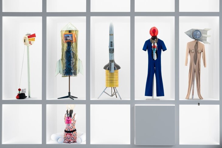 Сергей Чернов. Костюмы-объекты, созданные для группы «Поп-механика». Фото: Юрий Пальмин