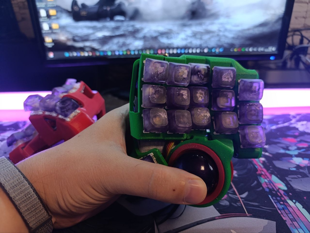 Моя текущая основная рабочая клавиатура со встроенным трекболом