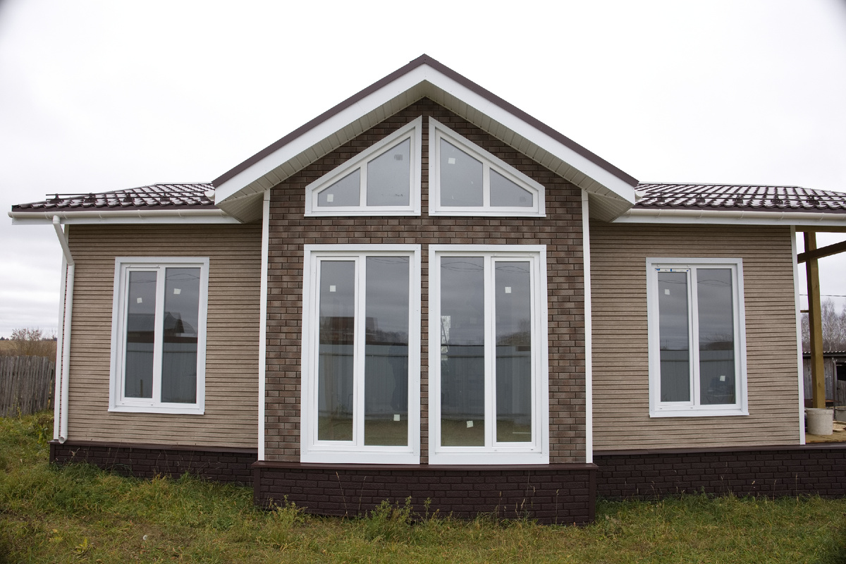 Сайдинг Планкен в сочетании с фасадными панелями Клинкер Нордик