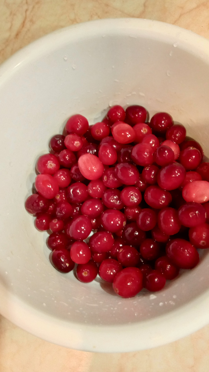 Размораживаем клюкву. Фото автора.