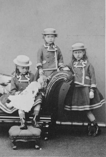 Со старшими сестрами