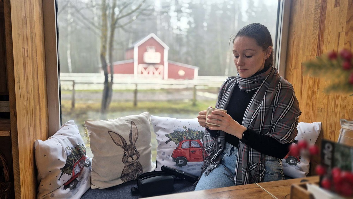 "А-ферма" — один из самых необычных глэмпингов Подмосковья. Здесь можно пожить на маленькой ферме на живописном берегу реки