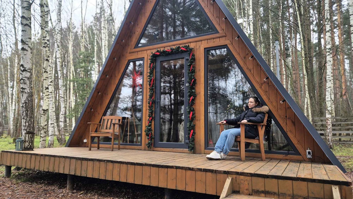 Площадь глэмпинга "А-ферма" — 26 га. Здесь расположены шесть уютных домиков площадью 36 кв.м., а также четыре больших а-фрейма шале площадью 90 кв.м. со всем необходимым для комфортного проживания. Стоимость аренды домов — от 16 тысяч рублей в сутки. Можно взять с собой питомцев 