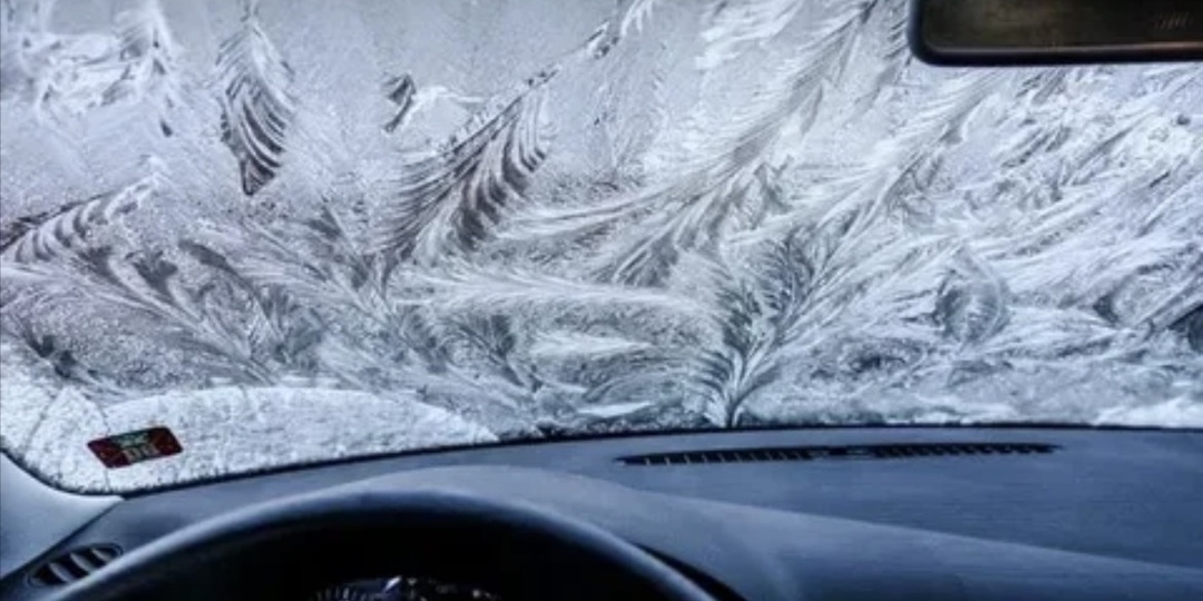 Как быстро и эффективно очистить обледеневшие стекла
