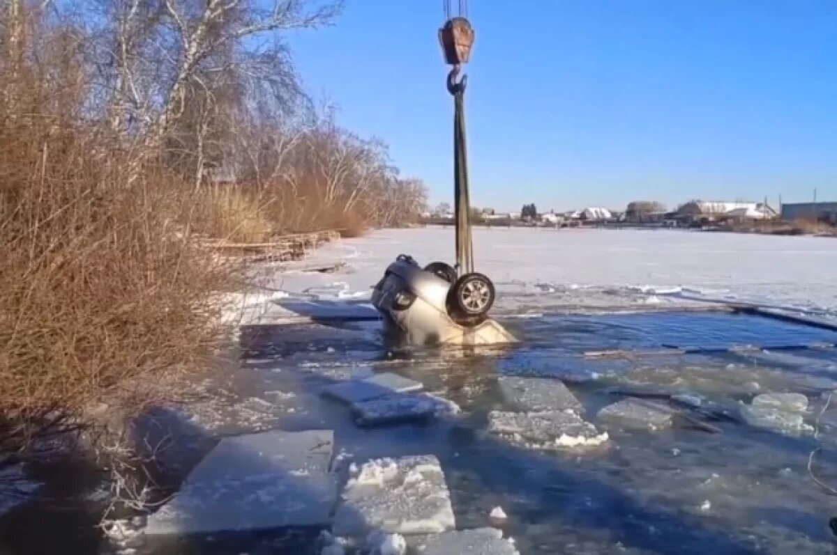    В курганском селе под лёд провалился автомобиль, водителя ищут водолазы