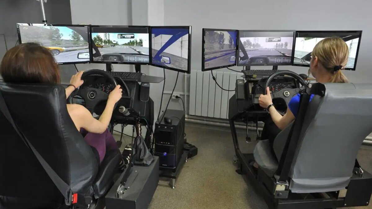    Практический урок в автошколе. © АГН «Москва»