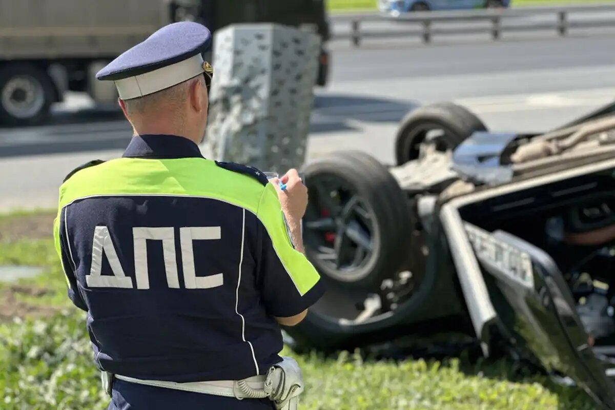    Сотрудник ДПС оформляет ДТП (архивное фото). © АГН «Москва»