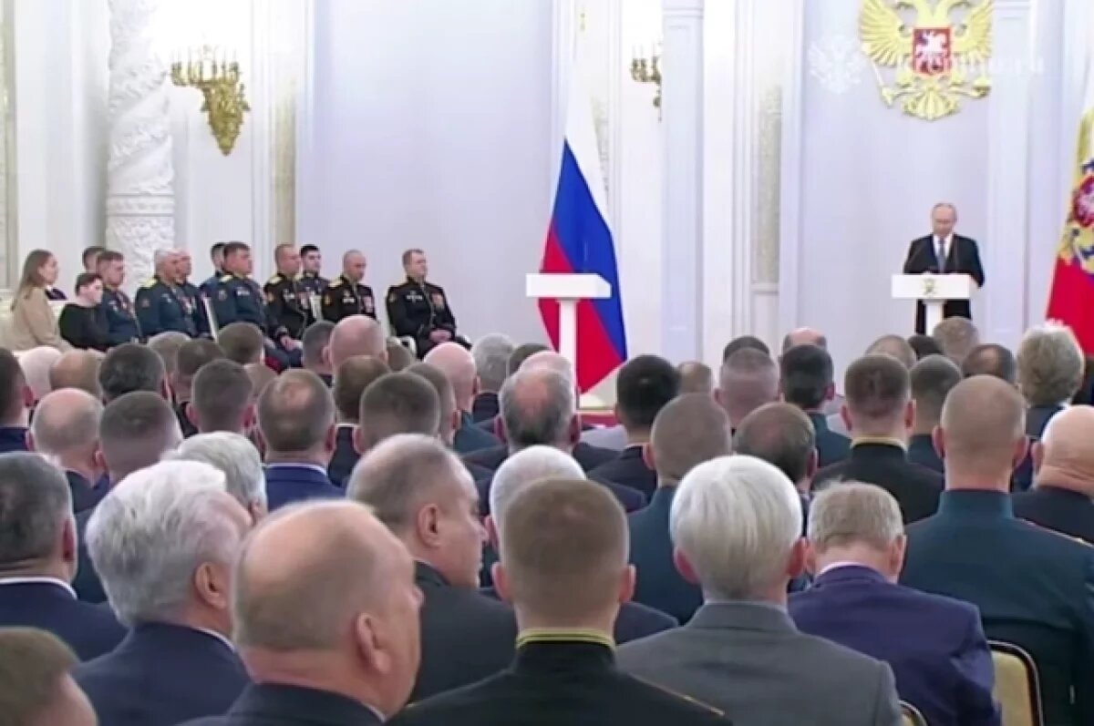    Путин вручил в Кремле Героям России медали «Золотая Звезда»