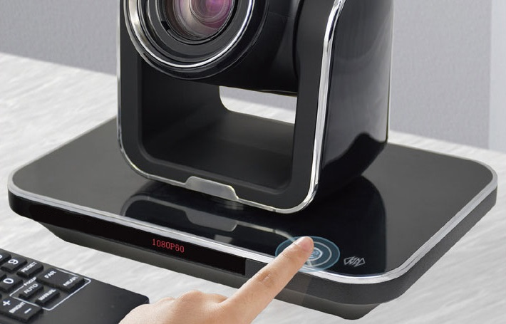 Сенсорные кнопки, расположенные на корпусе, обеспечивают лёгкое управление функциями камеры.