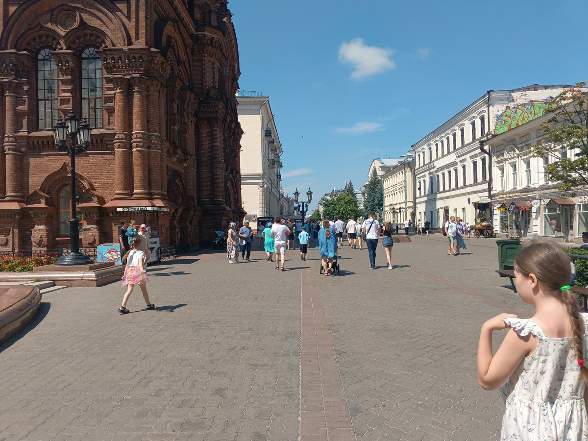 На Баумана возле соборной колокольни