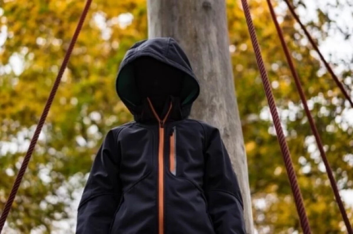    Всё началось с того, что у девочек в раздевалке пропали стельки из обуви. Вскоре на их телефоны пришли видео, где неизвестный мужчина демонстративно облизывал эти стельки, а затем — настойчивые требования прислать фотографии ног за деньги.