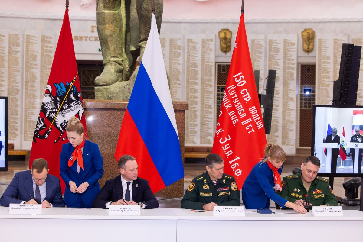    В Музее Победы погасили марки с портретами Героев России