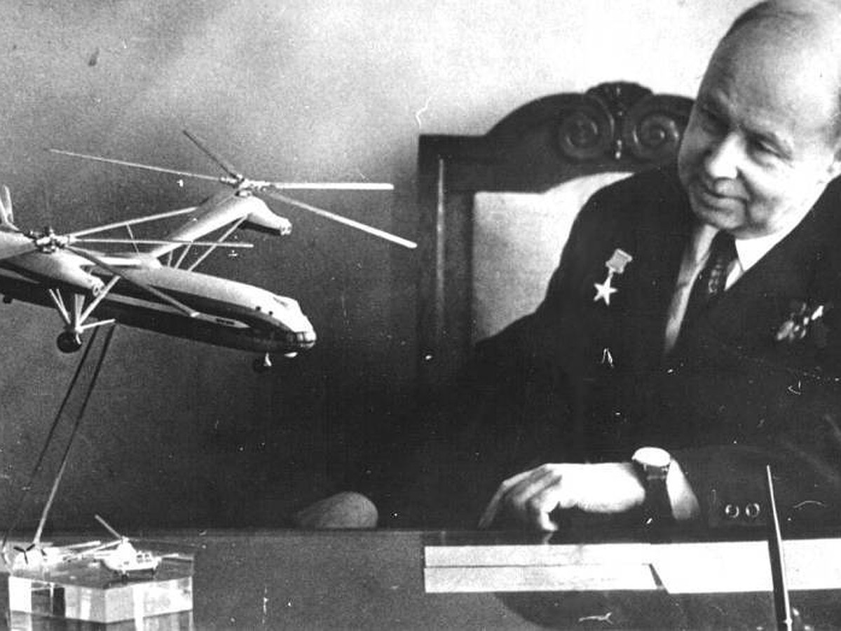 Михаил Миль с макетом В-12.