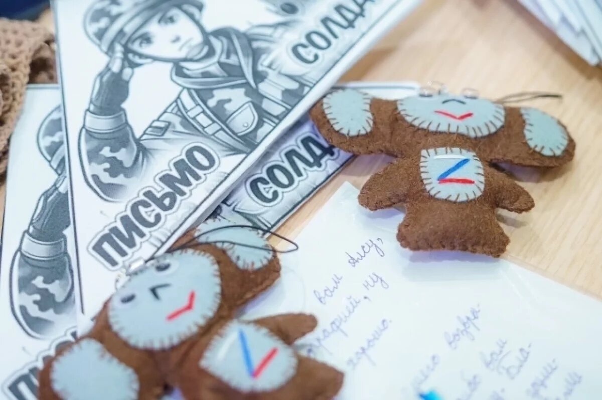    Девочки на уроках технологии отшивают чехлы для лопат, а малыши — чебурашек.