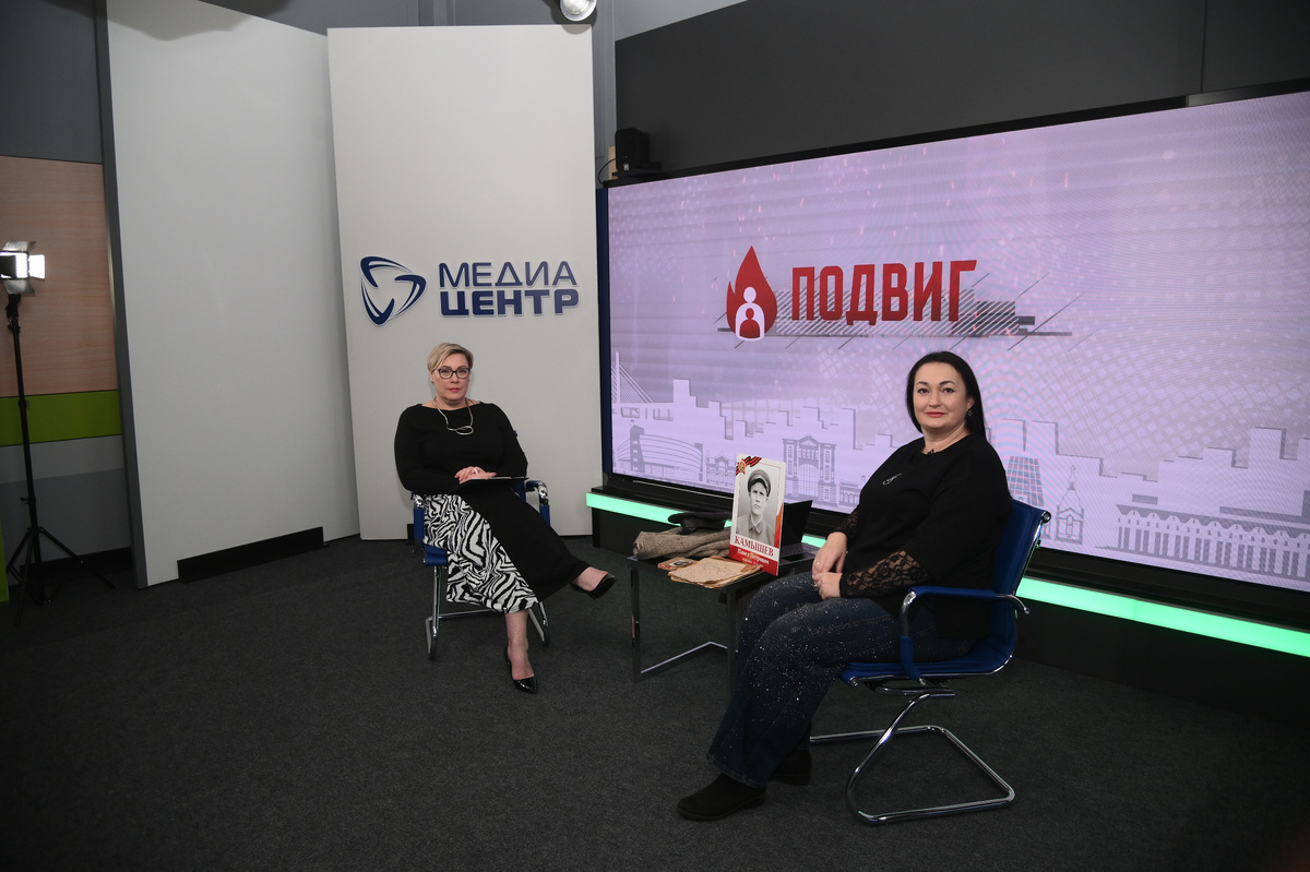 Героиня публикаций в "Голосе Череповца" многодетная мама  Елена Назимова и ведущая Канала 12 Светлана Волевач на съемках телемарафона.  Фото: Татьяна Иваницкая