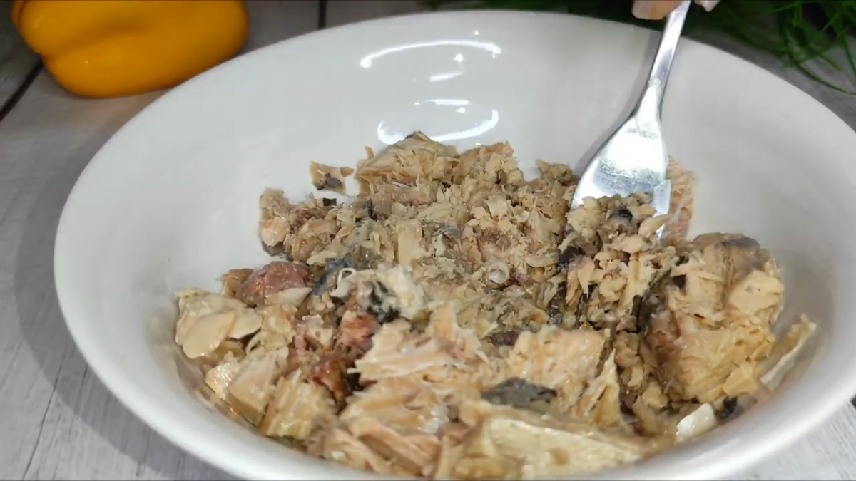 Салат "Мимоза" с консервированной горбушей. Фото автора.