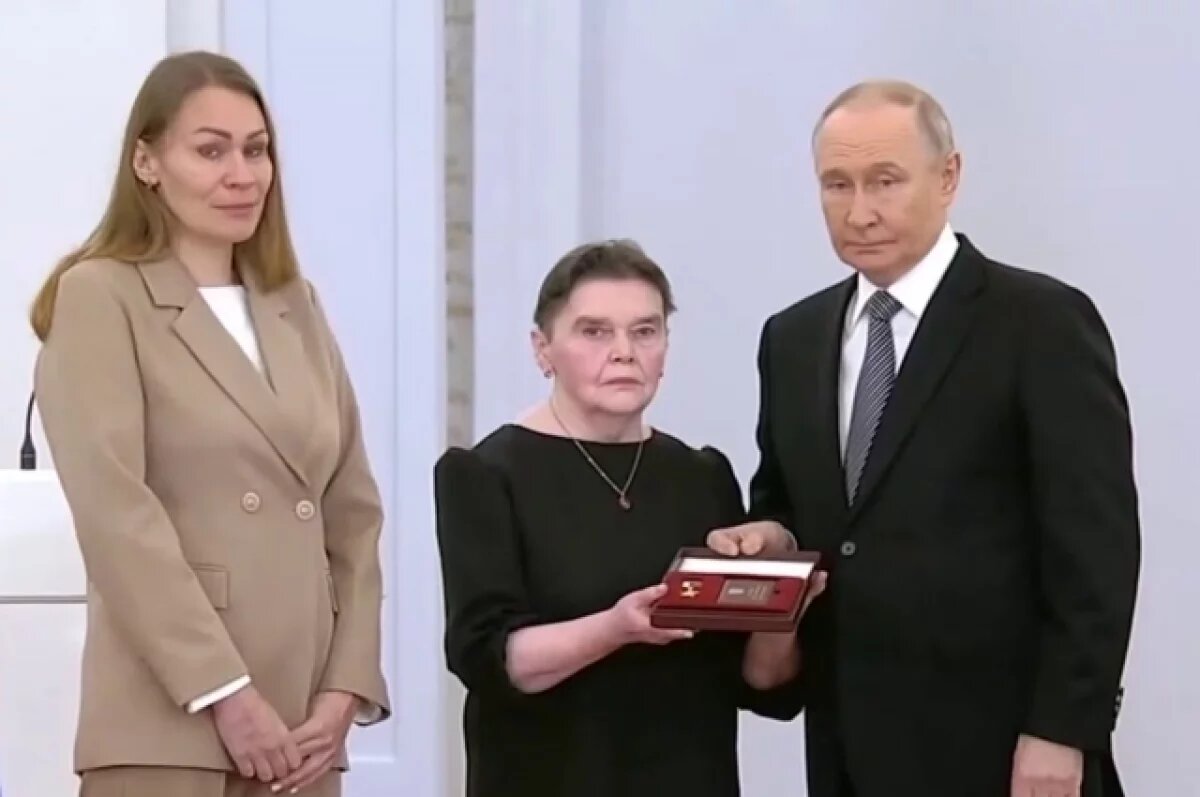   Путин обнял мать Героя России Афанасьева, погибшего в ходе СВО