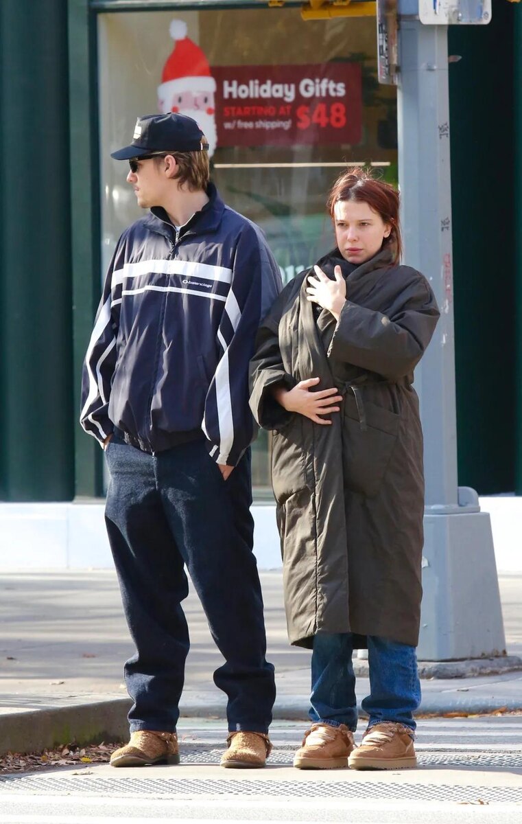    Источник: BACKGRID | Милли Бобби Браун на прогулке с мужем Джейком Бонджови и дочерью в Нью-Йорке