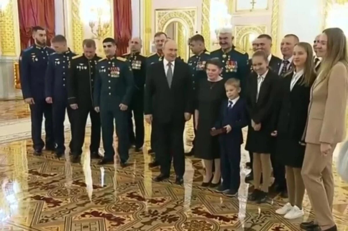    Путин пообщался с награжденными медалями «Золотая Звезда» героями России