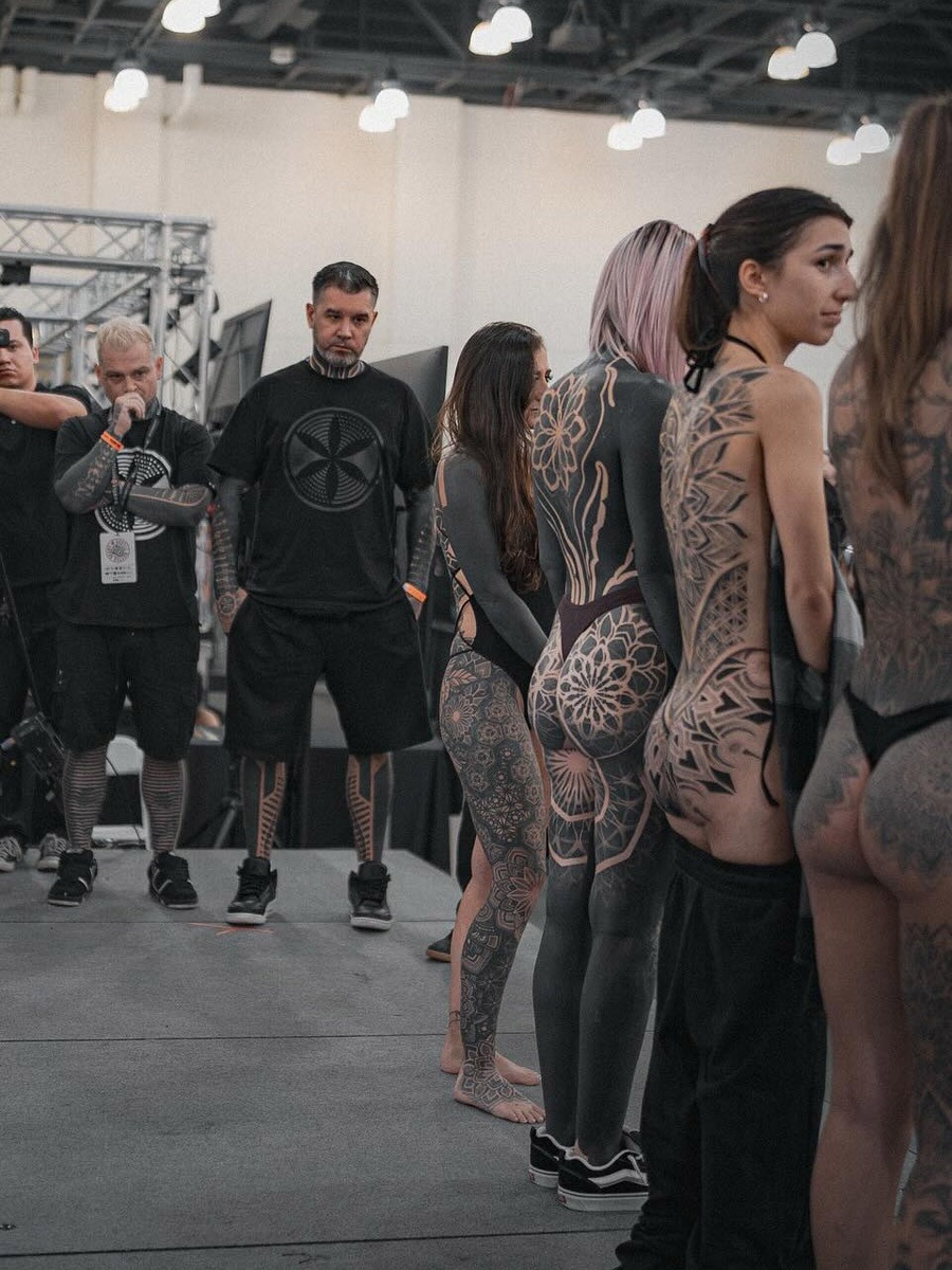 Илья Кандауров и Максим Журавлев на Golden State Tattoo Expo 2025 (Пасадена, Калифорния). «В Америка орнаментальная татуировка не слишком популярна и наш паблик был более актуален в Европе, нежели в США. Америка любит традик, цвет, черно-серые татуировки. А орнамент для американцев – это в основном только островные мотивы и геометрия», – рассказывает Илья Кандауров о своем опыте работы в США.  📷
