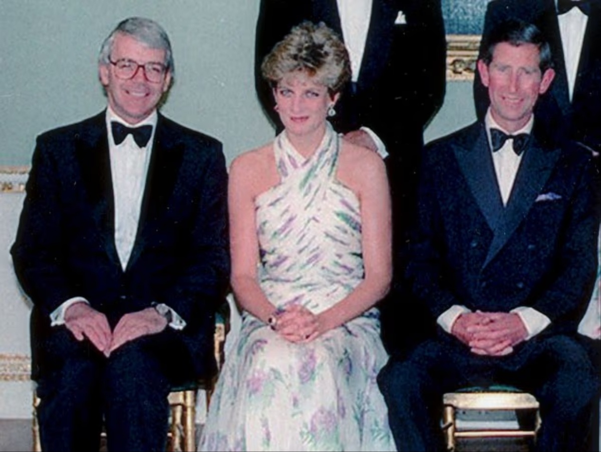 9 декабря 1992 года тогдашний премьер-министр Джон Мейджор (слева) объявил о разводе принца Чарльза и принцессы Дианы. Джон Мейджор, занимавший пост премьер-министра с 1990 по 1997 год, сыграл «важную роль» «честного посредника» между враждующими Уэльсами.