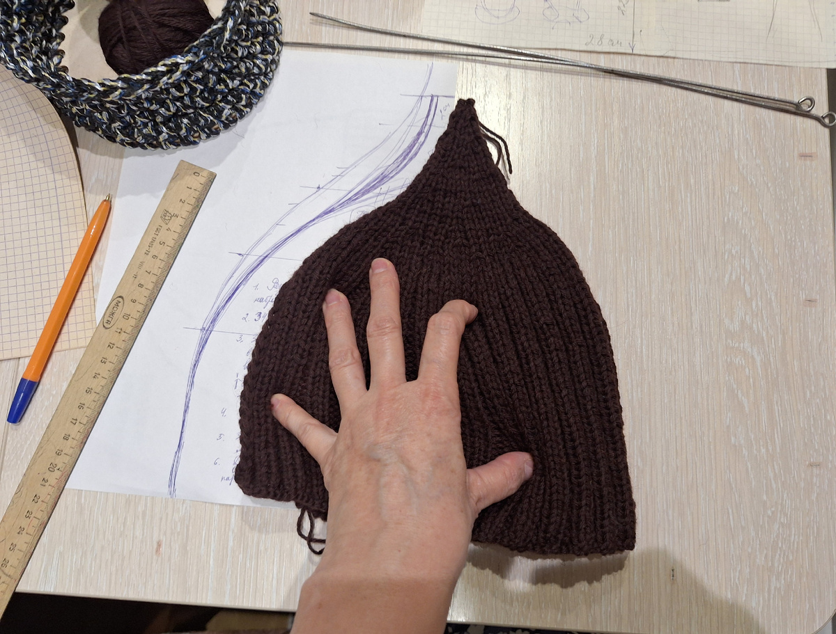 Сравниваю шапку с выкройкой