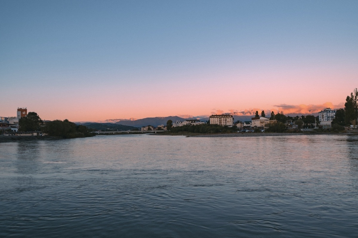 Место слияния реки Мзымта с морем (Мзымта разделяет Адлер от Сириуса)