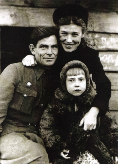 Инна Чурикова с родителями. Фото: журнал "Караван историй"