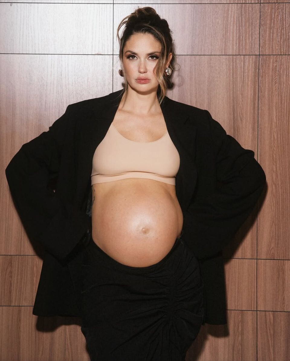    Беременная Агата Муцениеце снялась в новой фотосессии. Источник: @yadrakon_photoagataagata*