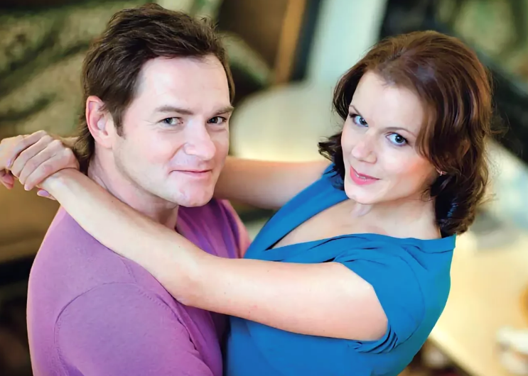 на фото Алексей Тихонов и Мария Петрова