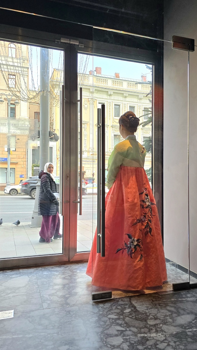 Хостесс в национальном платье