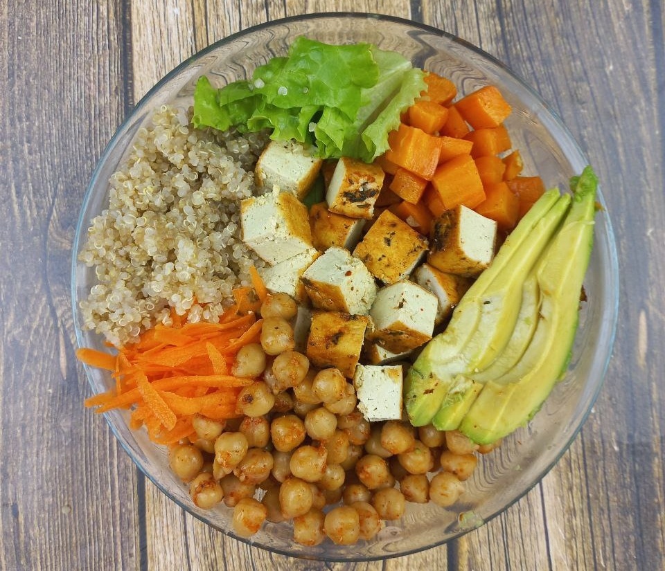 Раньше казалось, что собирать такие тарелочки очень муторно. На самом деле проще простого, когда дома есть всё необходимое. Закинул все, что есть и наслаждаешься