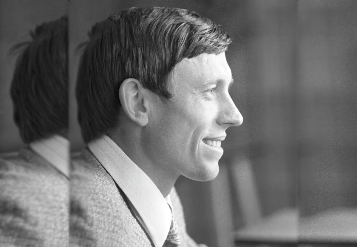 На верхней ступеньке — 28-летний советский солдат, чьё лучшее достижение до этого было десятым местом на чемпионате мира. 