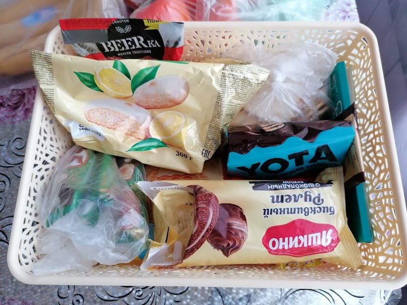 Контейнер «К чаю» (закрывается крышкой, по цвету подобран к мебели). Фото автора