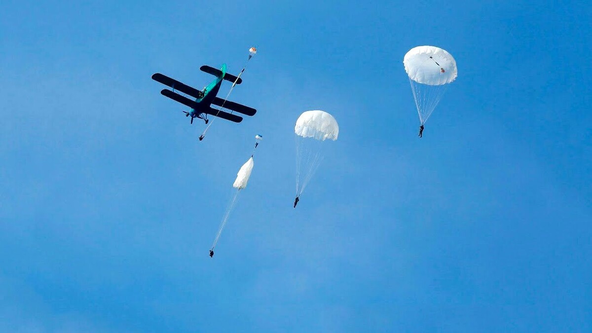 Хорошо видны начальная стадия вытяжки строп и купола, а также стадии раскрытия парашюта.